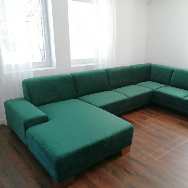 Zelená sedačka ve tvaru u MILANO pro váš obývací pokoj